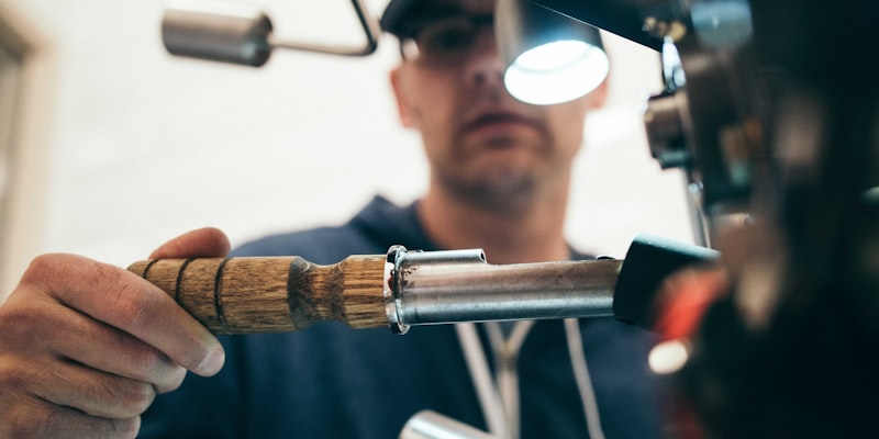 网球明星费德勒在温网比赛中发球