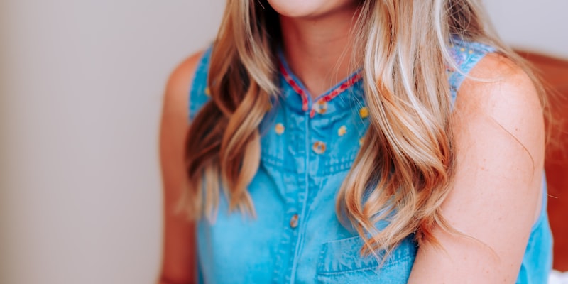 足球明星梅西在比赛中带球突破